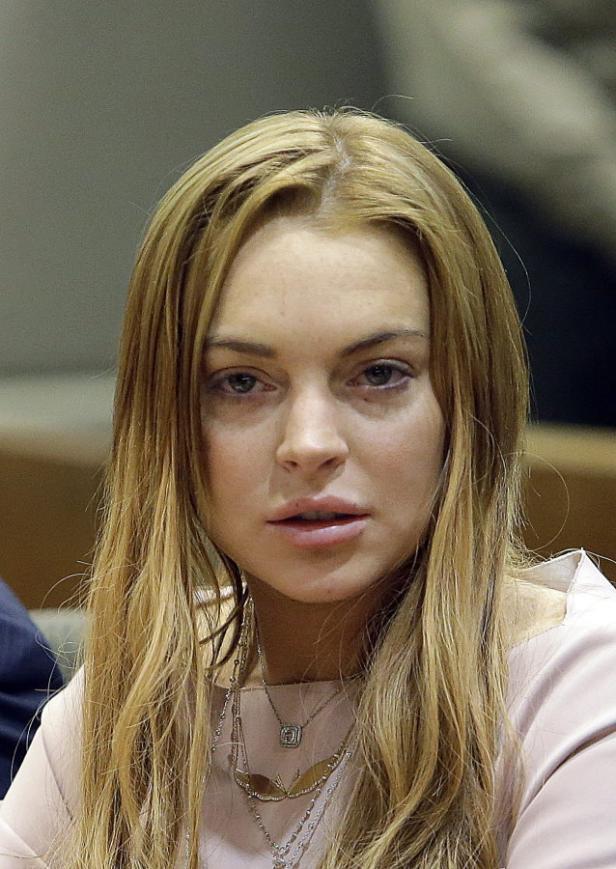 Porträt von Lindsay Lohan mit blonden Haaren und mehreren Halsketten.