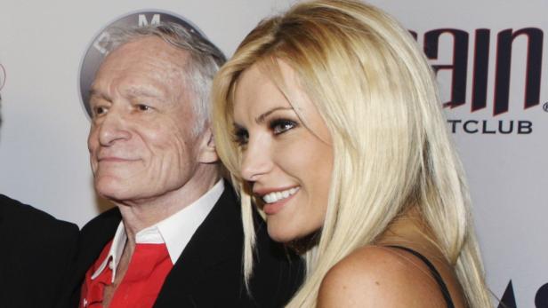 Hugh Hefner mit einer blonden Frau auf einer Veranstaltung.