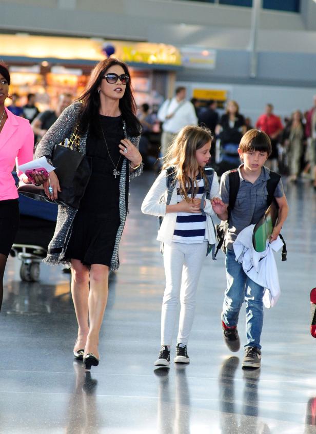Catherine Zeta-Jones mit ihren Kindern auf einem Flughafen.