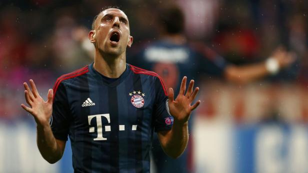 Franck Ribéry im Trikot des FC Bayern München mit erhobenen Händen.