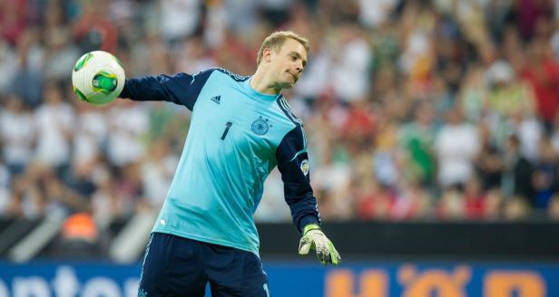 Manuel Neuer wirft einen Ball während eines Fußballspiels.