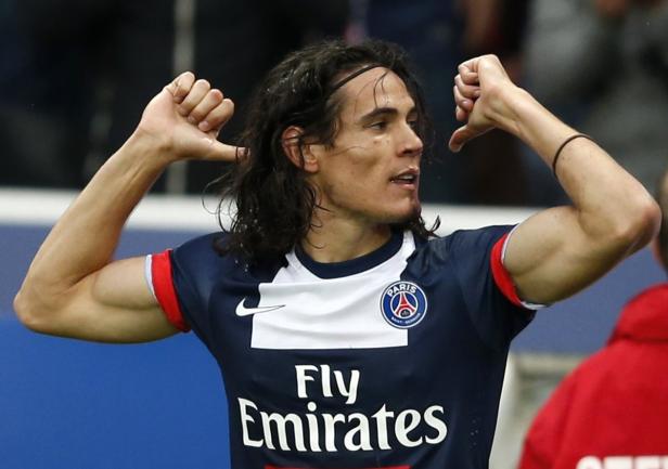 Edinson Cavani, im Trikot von Paris Saint-Germain, jubelt mit erhobenen Armen.