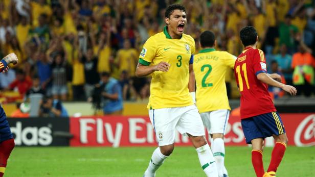 Ein brasilianischer Fußballspieler jubelt auf dem Spielfeld.