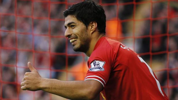 Luis Suárez im roten Liverpool-Trikot lächelt und zeigt den Daumen nach oben.