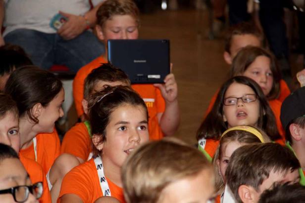 Eine Gruppe von Kindern sitzt und schaut in die Ferne.