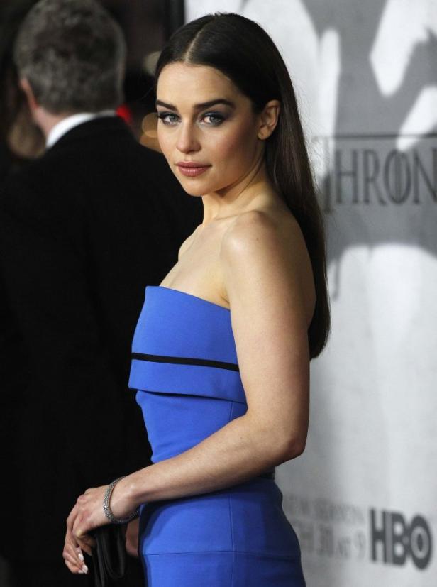 Emilia Clarke in einem blauen Kleid auf dem roten Teppich.
