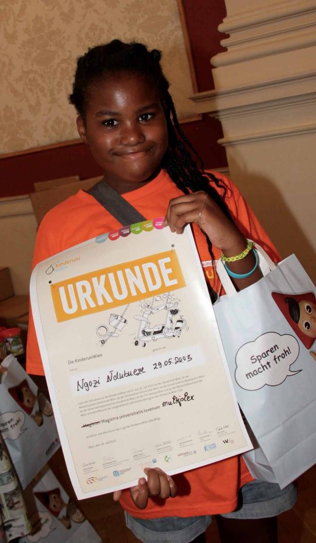 Ein Mädchen hält eine Urkunde der Kinderuni Wien in der Hand.