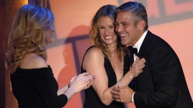 Julia Roberts und George Clooney lachen auf einer Veranstaltung.