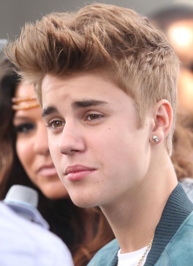 Ein Porträt von Justin Bieber mit einem Totenkopf-Ohrring.