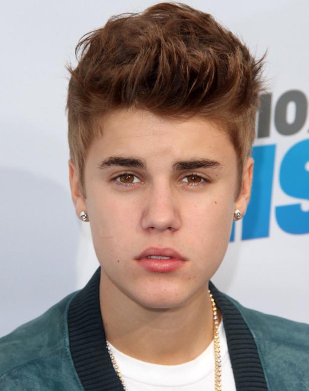 Ein Porträt des Sängers Justin Bieber mit braunen Haaren und braunen Augen.