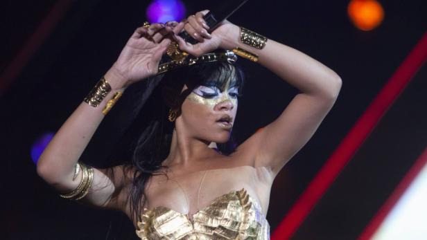 Rihanna in einem goldenen Bühnenkostüm mit ägyptisch inspiriertem Make-up.