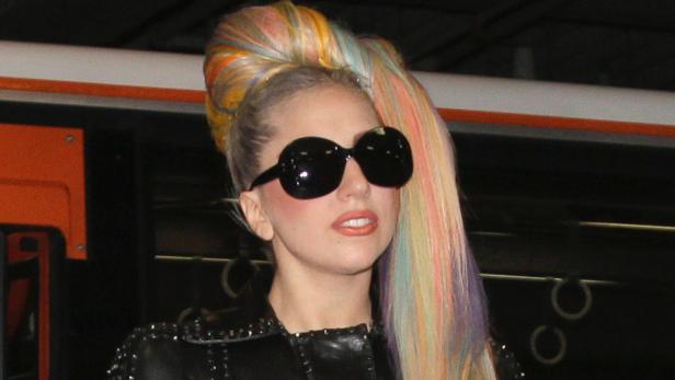 Lady Gaga mit übergroßer Sonnenbrille und bunten Haaren.
