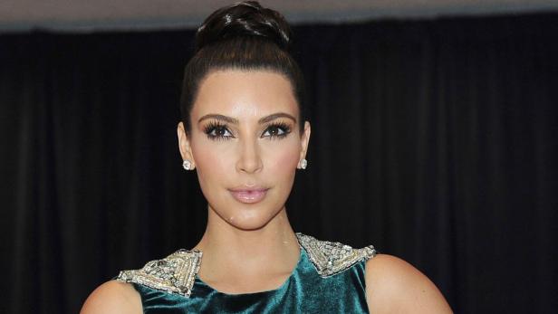 Nahaufnahme von Kim Kardashian mit hochgesteckten Haaren und smaragdgrünem Kleid.