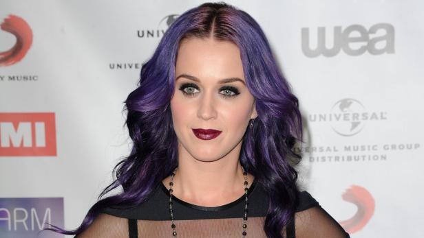 Porträt von Katy Perry mit lila Haaren und dunklem Lippenstift.