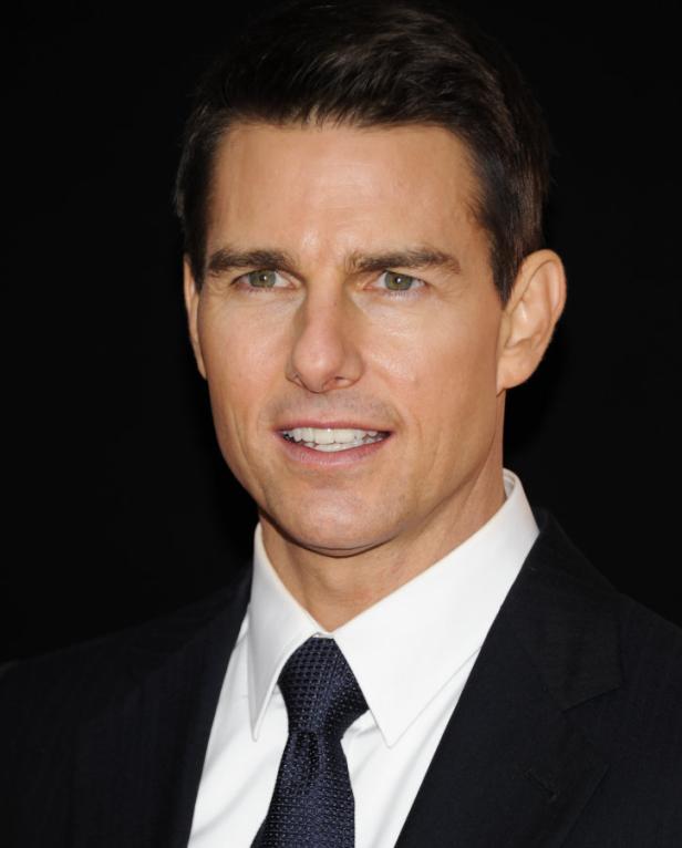 Porträt von Tom Cruise in einem dunklen Anzug mit Krawatte.