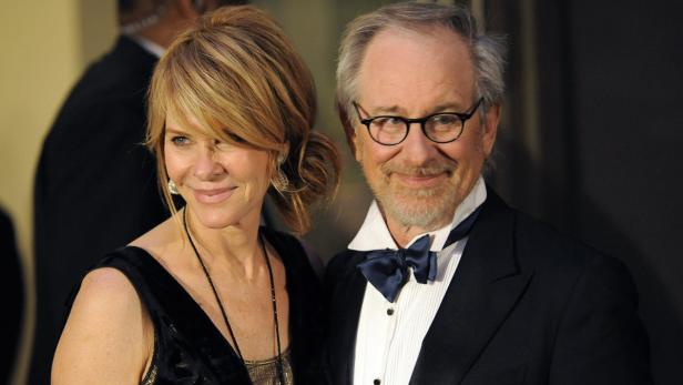 Steven Spielberg posiert mit seiner Frau Kate Capshaw auf dem roten Teppich.