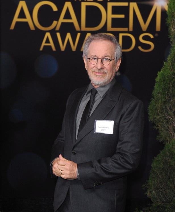 Steven Spielberg posiert vor dem Hintergrund der Academy Awards.