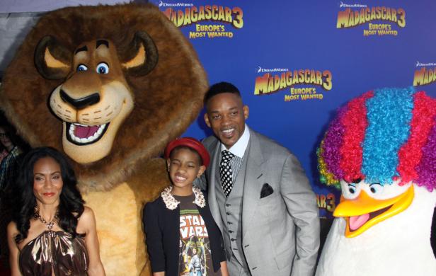 Jada Pinkett Smith, Will Smith und Kinder mit Madagascar-Figuren auf dem roten Teppich.