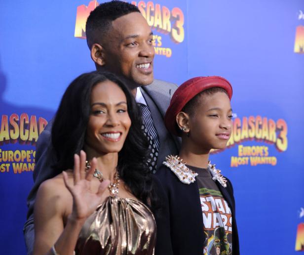 Will Smith, Jada Pinkett Smith und Willow Smith posieren für ein Foto vor einem „Madagascar 3“-Poster.
