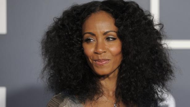 Jada Pinkett Smith mit lockigem Haar bei einer Veranstaltung.