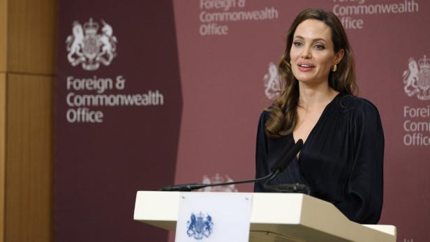 Angelina Jolie spricht vor dem Foreign & Commonwealth Office.