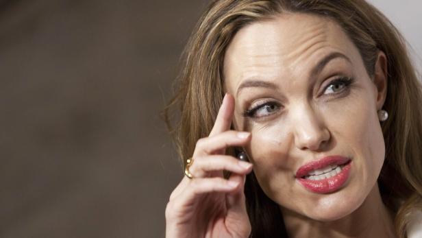 Ein Porträt von Angelina Jolie mit einem goldenen Ring.