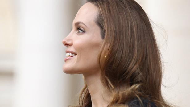 Ein Profil von Angelina Jolie, die lächelt.