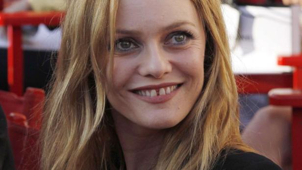 Vanessa Paradis lächelt in die Kamera.