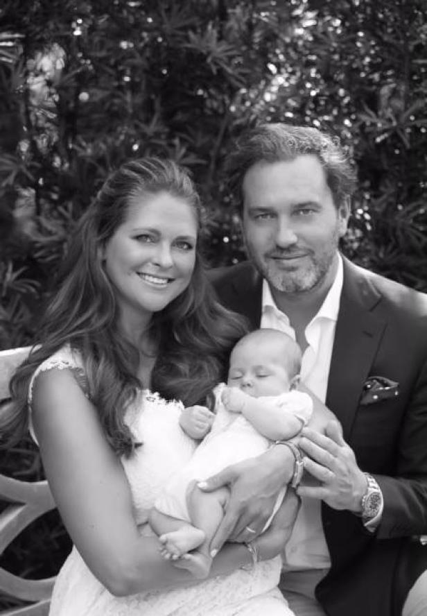 Prinzessin Madeleine, Chris O'Neill und ihr Baby Prinz Nicolas posieren für ein Foto.