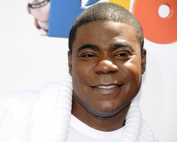 Porträt von Tracy Morgan auf einem roten Teppich.