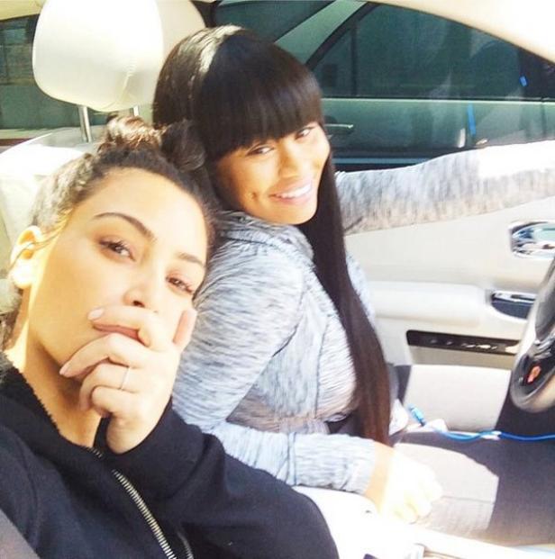 Zwei Frauen, vermutlich Kim Kardashian und Blac Chyna, sitzen in einem Auto.