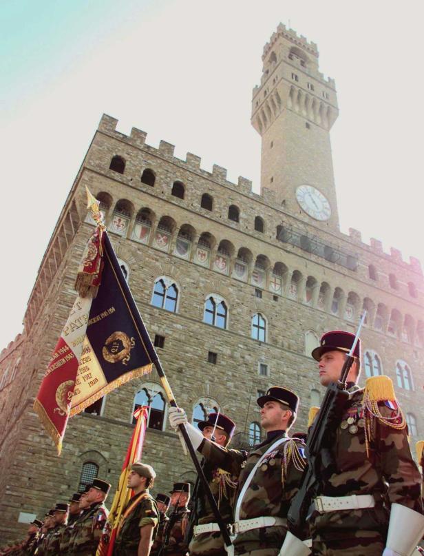 Französische Soldaten stehen vor dem Palazzo Vecchio in Florenz.