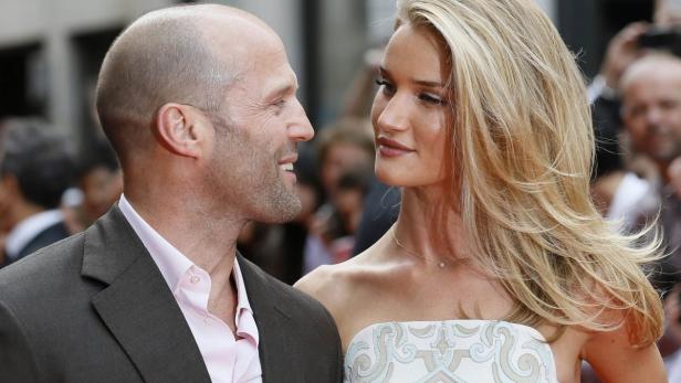 Jason Statham und Rosie Huntington-Whiteley posieren zusammen.