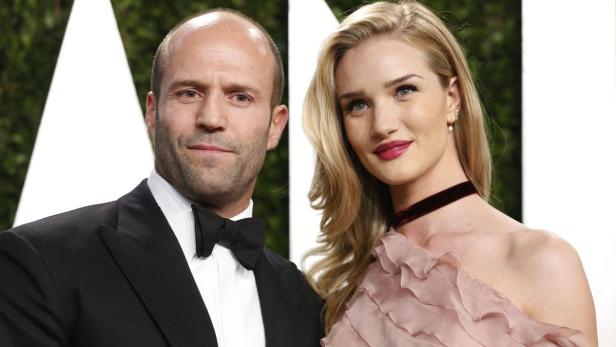 Jason Statham und Rosie Huntington-Whiteley posieren auf dem roten Teppich.