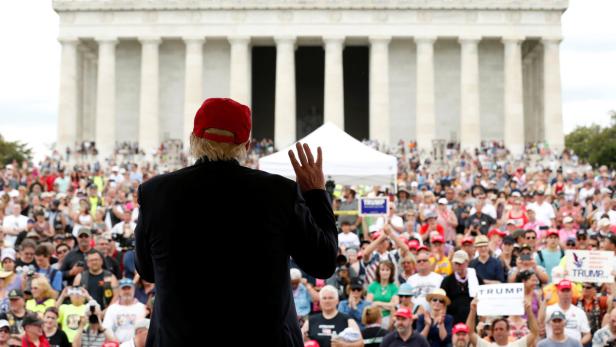 Trump addresses the Rolling Thunder motorcycle ral Donald Trump spricht vor einer Menschenmenge vor dem Lincoln Memorial.