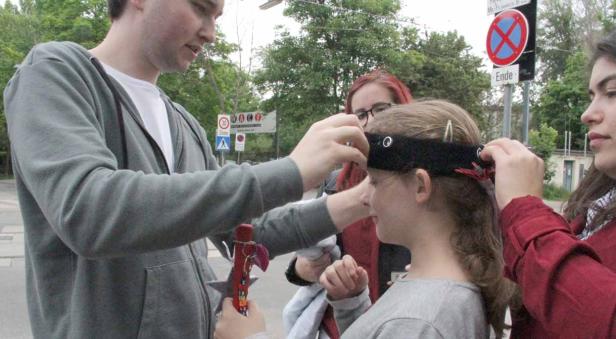 Vibrierende Armbänder warnen Blinde vor Hindernissen in Kopfhöhe