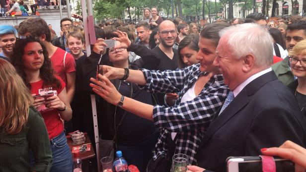 Spritzwein, Selfies und Wahlkampf-Support
