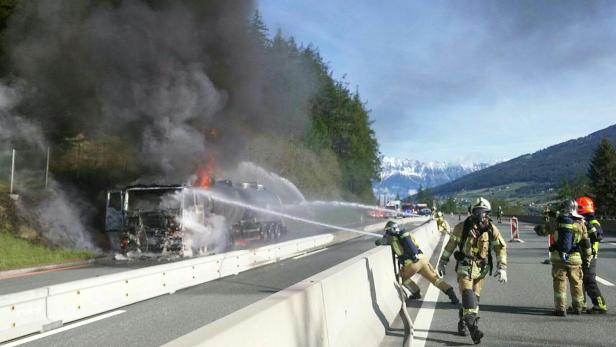 Tirol: Explosionsgefahr durch brennenden Lkw