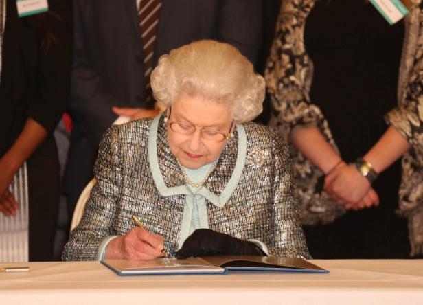 Erster öffentlicher Auftritt der Queen