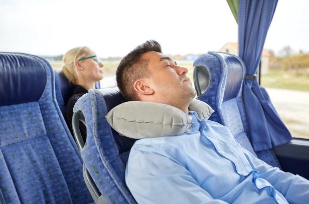 3 Tipps: So können Sie im Bus schlafen