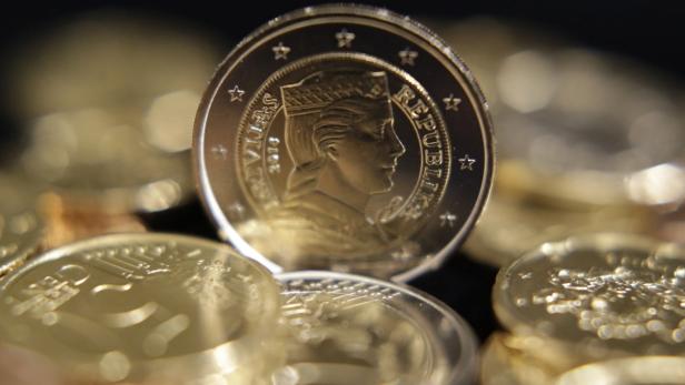 Eine lettische 2-Euro-Münze mit dem Bild eines jungen Mädchens.