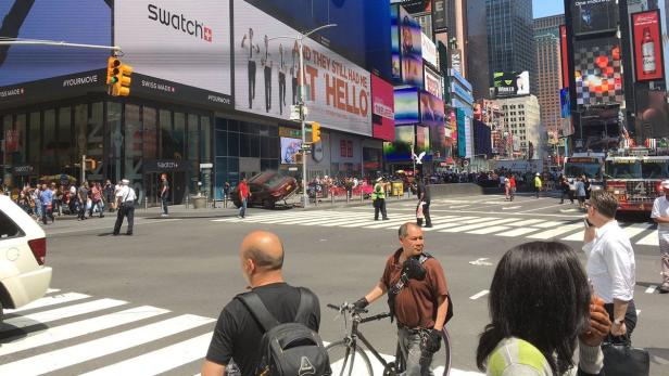 Auto raste am Times Square in Menschenmenge