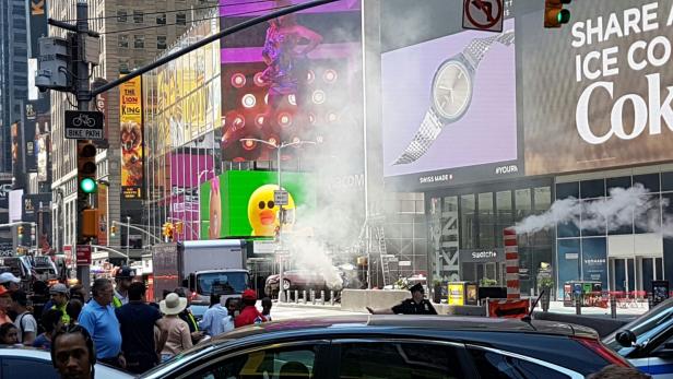 Auto raste am Times Square in Menschenmenge