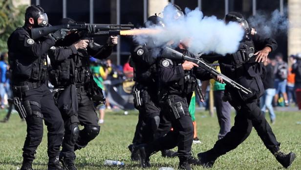 Militär gegen Tumulte in Brasilia: Ministerium angezündet