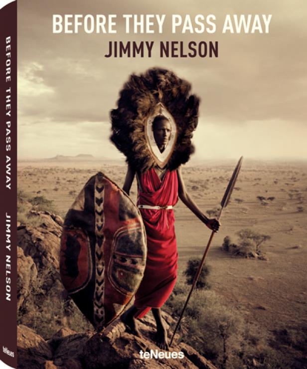 Das Cover des Buches „Before They Pass Away“ von Jimmy Nelson zeigt einen Stammesangehörigen mit Speer und Schild.