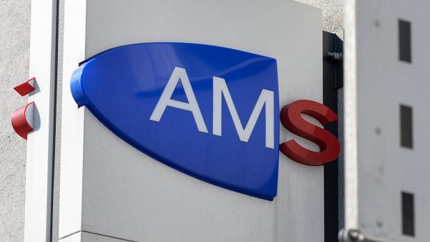 Das Logo des Arbeitsmarktservice (AMS) an einer Fassade.