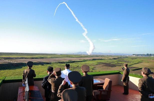 Kim Jong-un, in weißer Kleidung, beobachtete den Start
