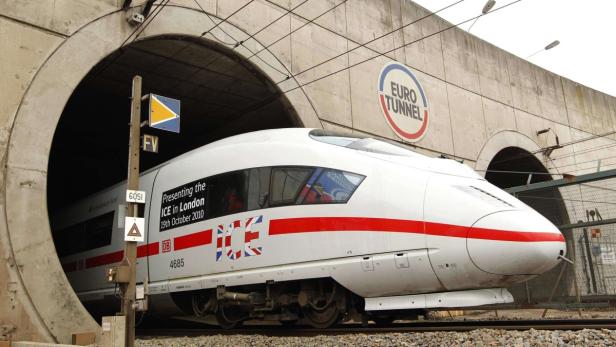 Ein ICE-Hochgeschwindigkeitszug der Deutschen Bahn verlässt den Eurotunnel.
