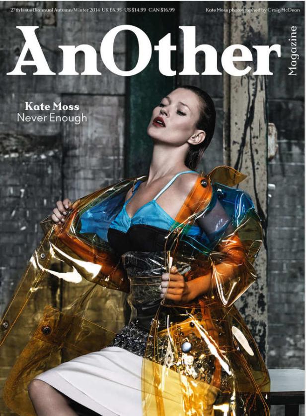 Das Cover des „AnOther“-Magazins zeigt Kate Moss in einem transparenten Regenmantel.