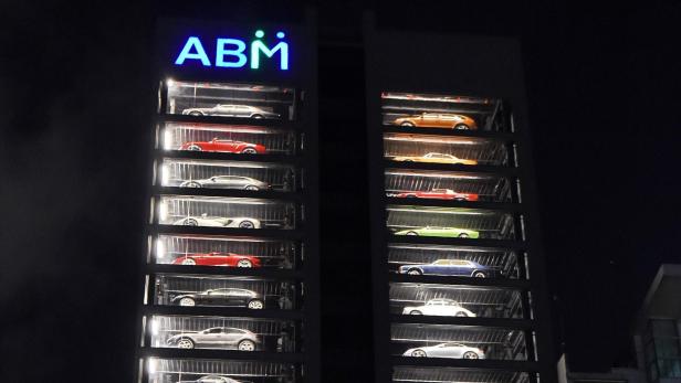 Singapur: 45 Meter hoher Auto-Automat für Nobelkarossen